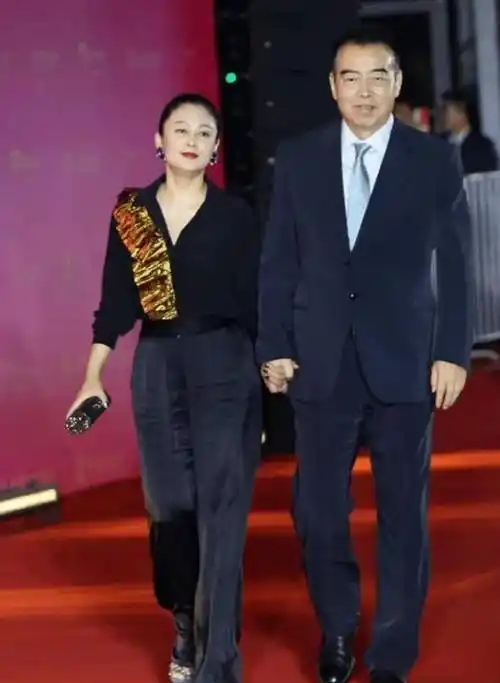 陈凯歌携三婚老婆走红毯小17岁陈红断崖式衰老满脸沧桑