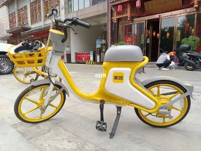 美团新出的电车还蛮好看的贴心配有头盔