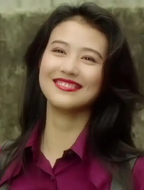 "年轻时的周海媚,眉眼如画,风情万种,惊艳了时光"!