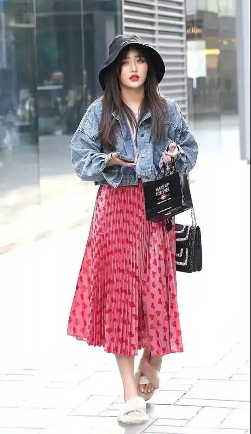 小姐姐牛仔衣搭配粉红百褶裙,穿出不一样的韵味_时尚_美女_生活