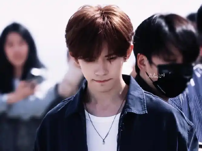 易烊千玺 阿玛尼##易烊千玺电影小小的我