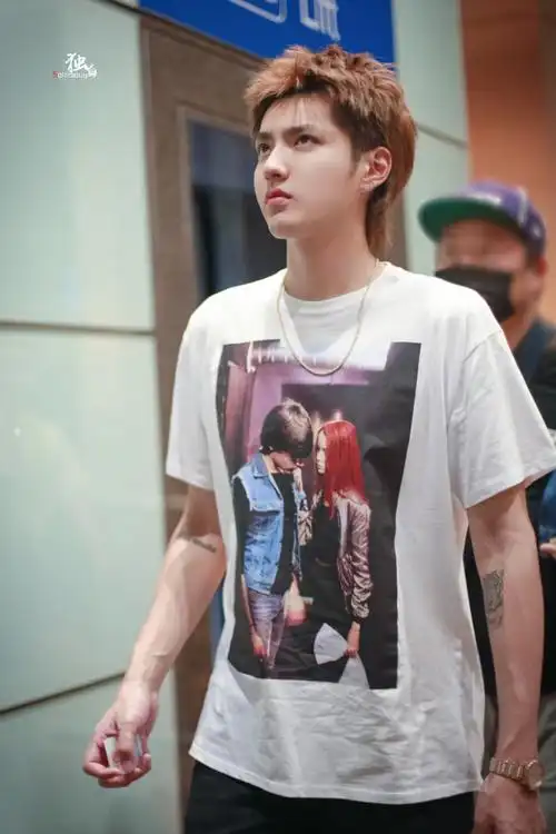 吴亦凡[超话]##白t穿搭大赛##可盐可甜的夏日穿搭