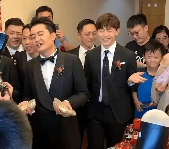 消失了近一年半的邓伦,如今高调出席好友婚礼,模样大变引争议