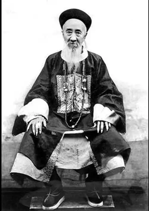 等大臣,这些大臣对满清是实心实意的忠诚,和后来逼宫的袁世凯很不一样