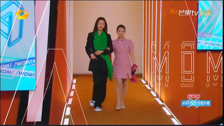 李斯丹妮妈妈太跳脱,现场将丝巾甩出"土味感",还帮刘雯做造型