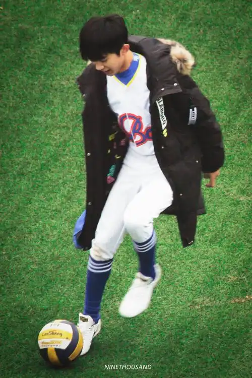 这里有一封围观你踢球的迷妹的情书,麻烦你签收一下@tfboys-易烊千玺