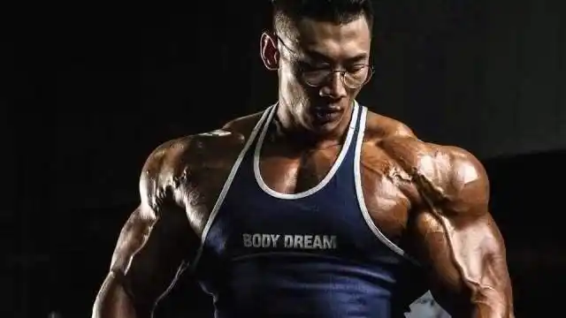 中国第一肌肉巨兽鹿晨辉自费60万比赛从保安到健美第一人