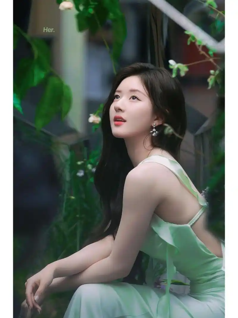 赵露思以一袭浅绿色长裙岀席活动,身着花边吊带露背连衣裙,令人眼前一