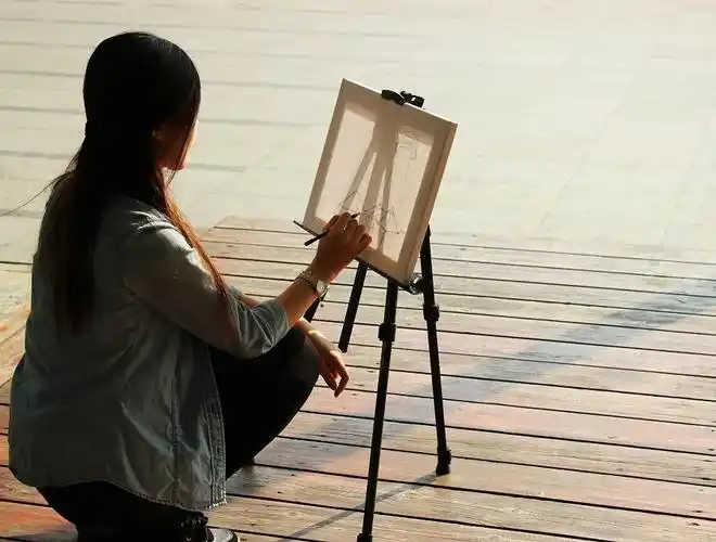 画画的女生怎么了?