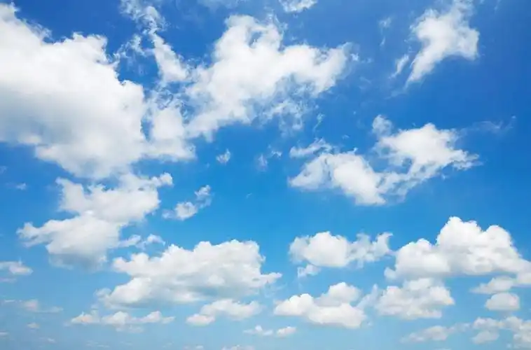 蓝天上漂浮着洁白的云朵