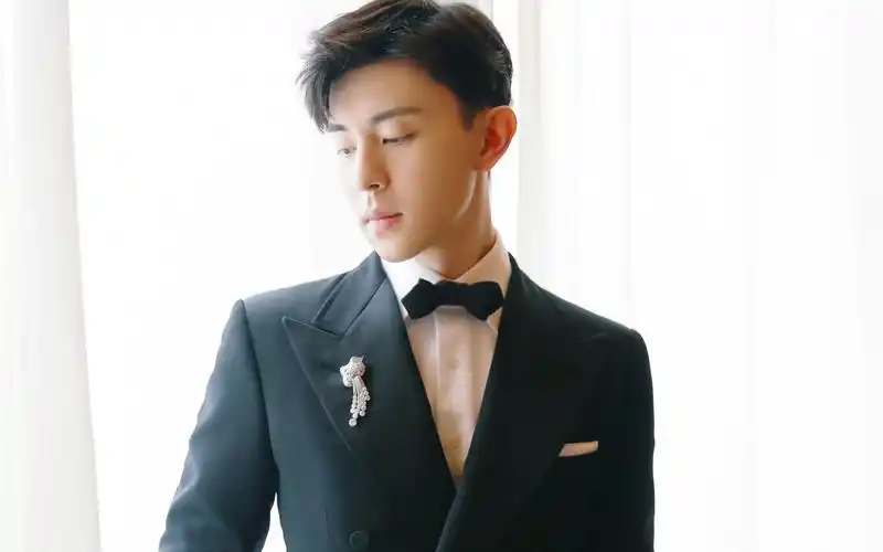 邓伦向全世界安利邓伦有多少人是在梦里与他相遇的笑容是如此的甜蜜