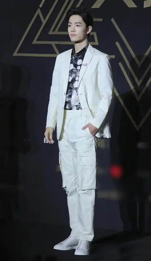 肖战穿工装裤上瘾了!出席典礼穿西服配工装裤,超帅!