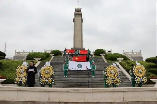 4月1日下午,宿迁市实验小学在马陵公园举行了"学党史,祭先烈,强信念