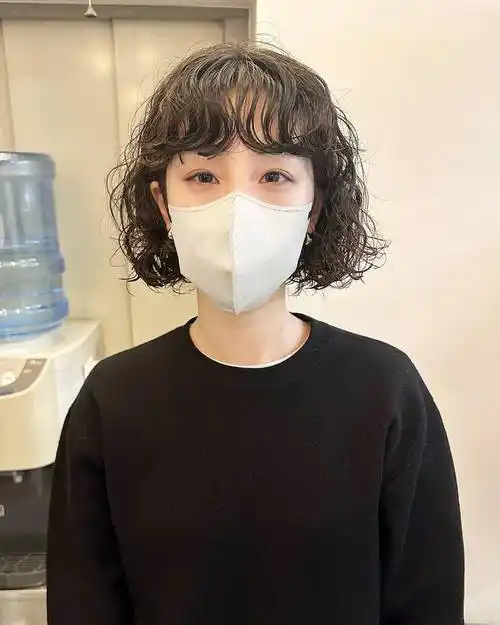 女人头发少,发型就选全头烫,蓬松时尚,尽显洋气风范