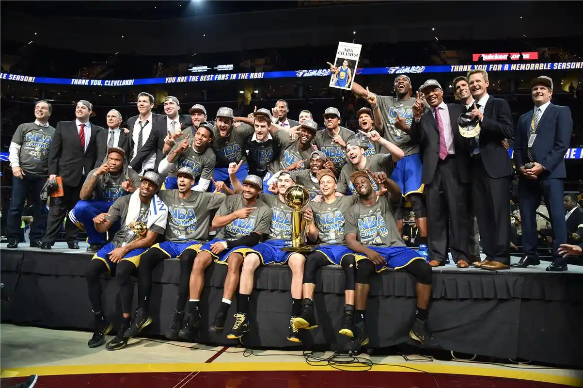 勇士队夺冠合影.