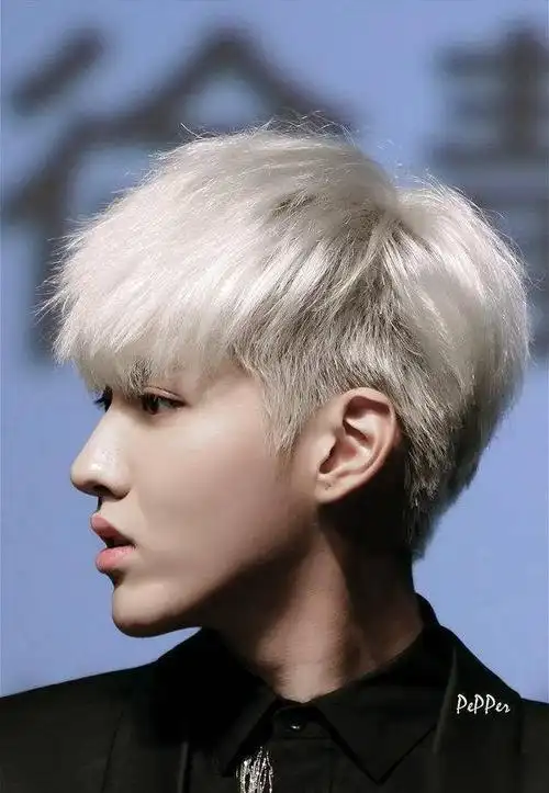 毕竟在国内的综艺上,小鹿还有很多一段时间是白色的头发,黄色的头发