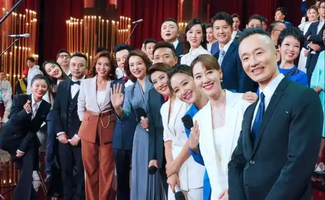 央视主持人大合影,气质比明星们优雅,你认识几个?|董卿|面孔_网易订阅