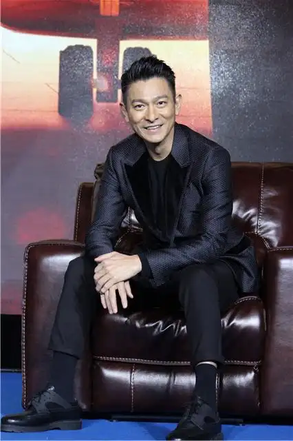 称不会设计家居产品/组图:刘德华空降代言捞金 搞怪拉袜子狂卖萌