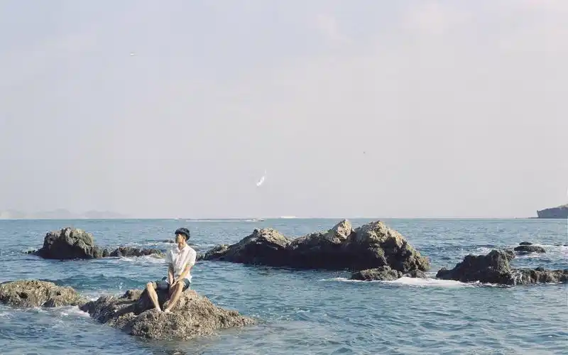 宋威龙白衬衫清爽帅气海边写真电脑壁纸