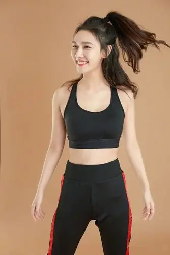 她从主持人转型演员,曾帮江铠同怼毛晓彤,健身照尽显好身材