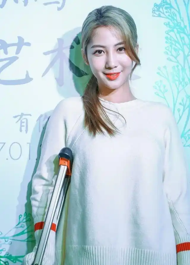 1/8 当红小童星齐聚一堂做汇演 蜜蜂少女队赵婉婷拄拐都要到场支持