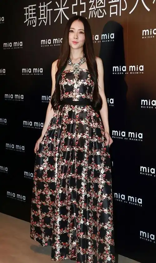 抹胸裙里面穿什么,穿抹胸裙时配什么内衣(郭碧婷终于有阔太的贵气了)