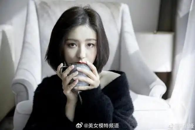 佟丽娅短发造型拍写真温婉清冷 穿黑色居家服露香肩