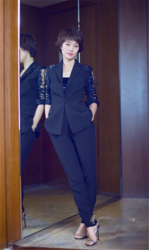 女人过了40岁还穿裙子配高跟鞋瞧马伊琍这样来穿时髦又减龄