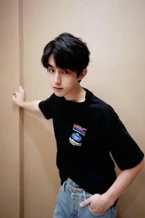 郭俊辰超话#把ootd做成多巴胺壁纸#周一到01小室觉得有必要把