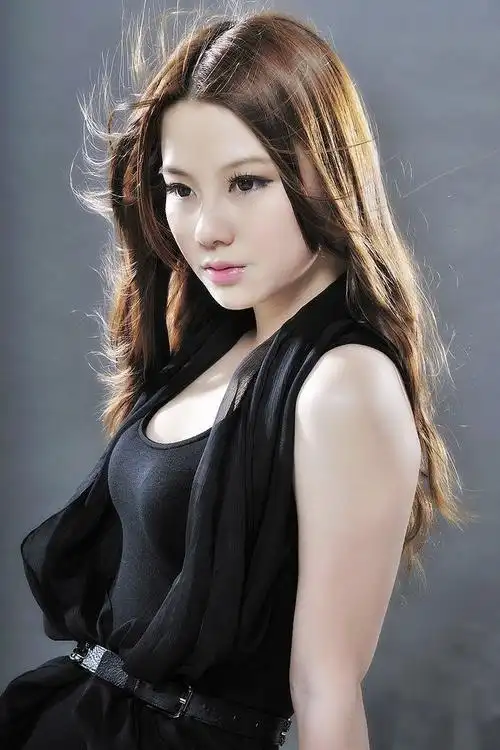 摄影棚下的一个现代时尚风情气质女神