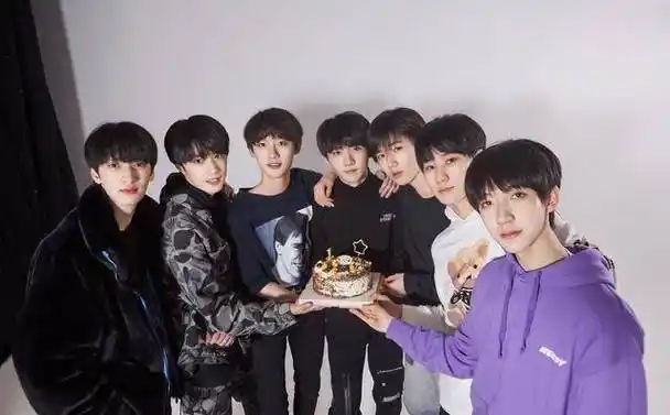 tf家族三代合照来了网友:李飞又要来抢钱了_时代_少年团_小孩