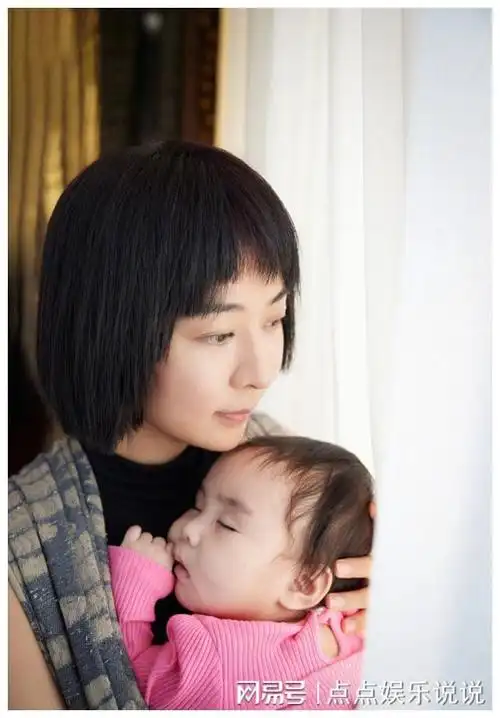 王珞丹难得公开全家福一家七口超有爱元宵节全家出镜