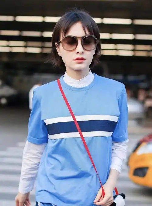 原创吴昕在机场又玩叠穿蓝色短袖t恤内搭白衬衫洋气显白又时髦