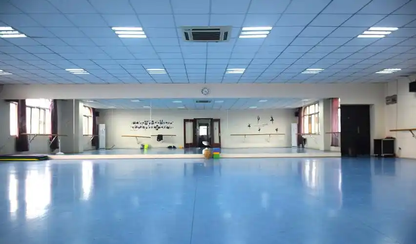 宽敞明亮的舞蹈教室