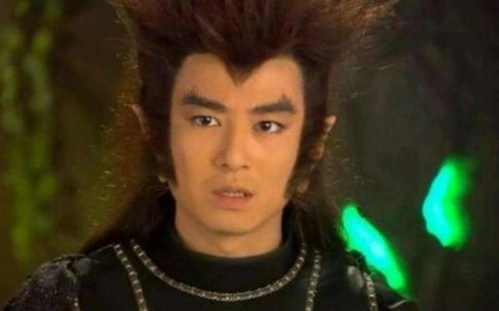 这位哮天犬是电视剧《封神英雄传》中的蠢萌蠢萌的哮天犬,大家看过