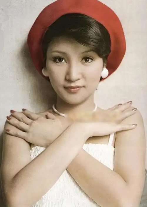 20岁嫩模与69岁谢贤相恋12年后获2000万分手费如今过得怎样