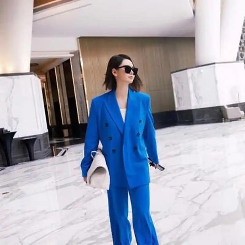 戚薇一身克莱因蓝西装穿搭,这也太显白了呀,不得不说戚薇团队的审美就