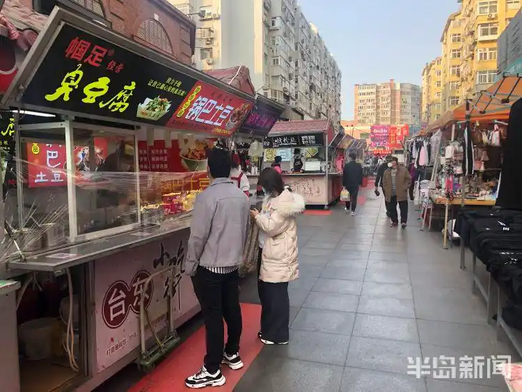 青岛台东三路旁小吃街开街:进入前需扫码和测量体温