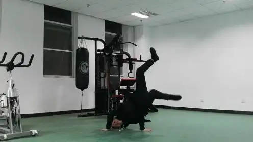 健身房街舞训练:街舞达人power泓金breaking小动作小地板小碎