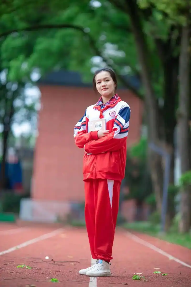 今天我的女孩97 正式步入初中生活,男孩96 成为一年级的小 - 抖音