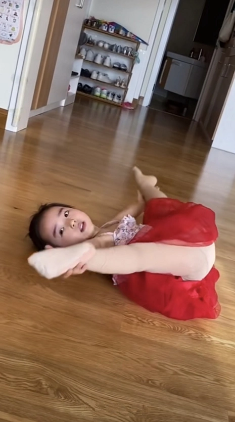 董璇女儿穿红裙跳舞 小酒窝下腰劈叉优雅范儿十足