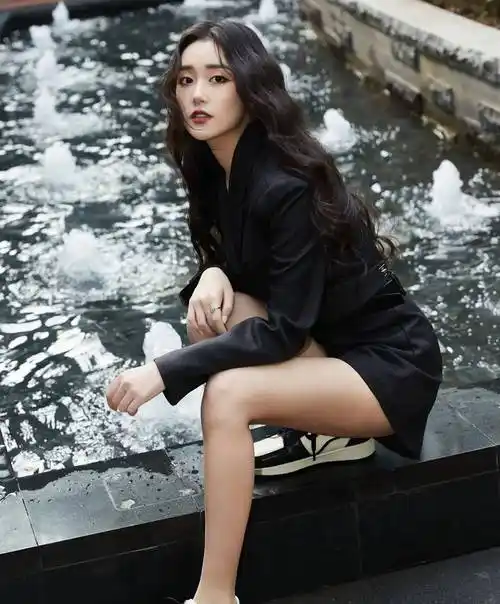 蒋依依西装短裤性感写真