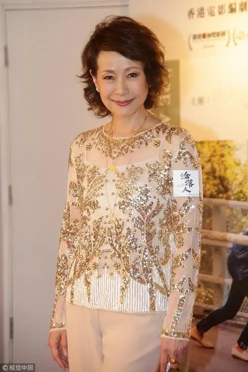 "许仙"叶童穿金色透视衫再迎"第二春"