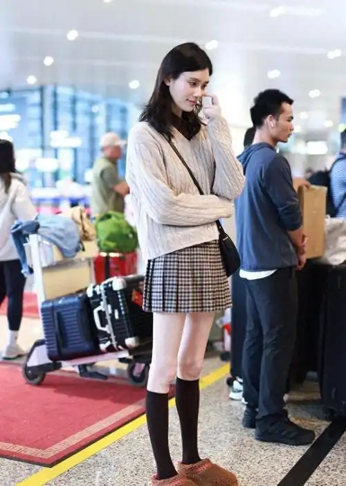 奚梦瑶现身上海机场身着毛衣百褶裙简约清新