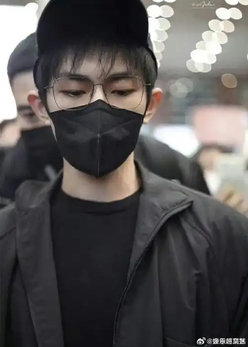 易烊千玺式戴帽子