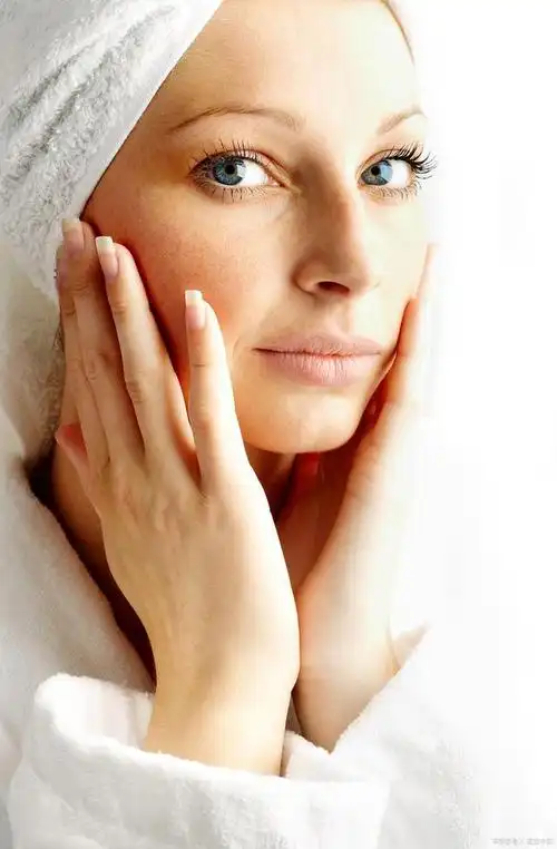 脸紧绷可能与皮肤干燥缺水有关,也不排除是过敏导致的.