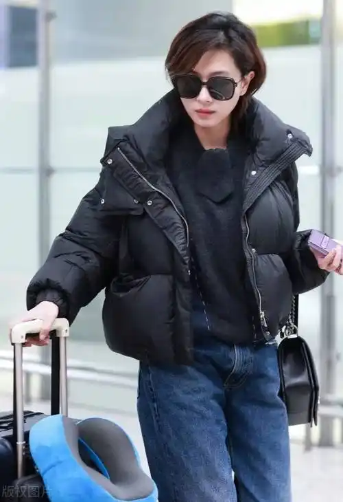 黑色短款羽绒服 蓝色牛仔裤,万茜轻松穿出自我风格_女性_休闲_小个子