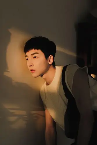 男生写真单眼皮男孩与阳光灿烂