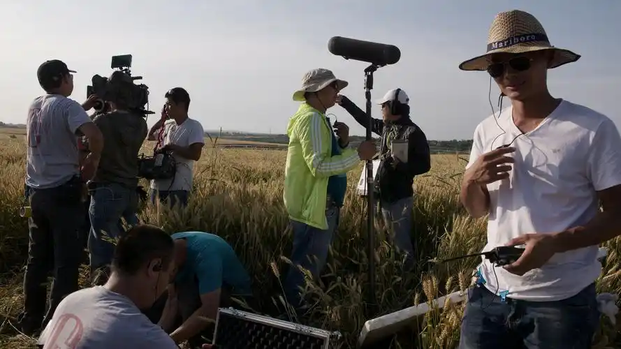 2015年5月  陕西  蓝田 br /> 拍摄现场工作人员做着拍摄前的准备