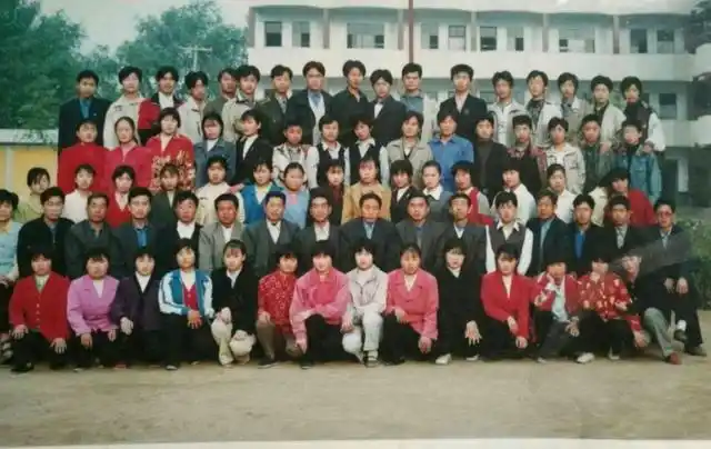 中学毕业留影的学生老师